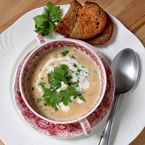 https://germanfoods.org/wp-content/uploads/brotsuppe_390572375.jpg