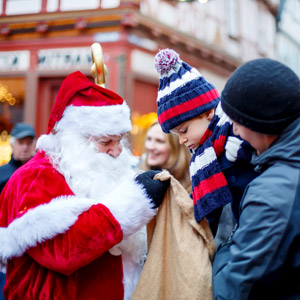 Santa en la Navidad alemana. Mercado